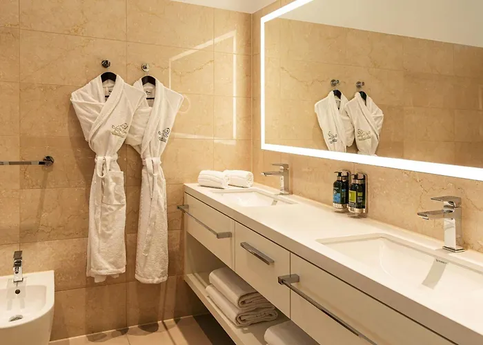 Falkenstein Grand, Autograph Collection